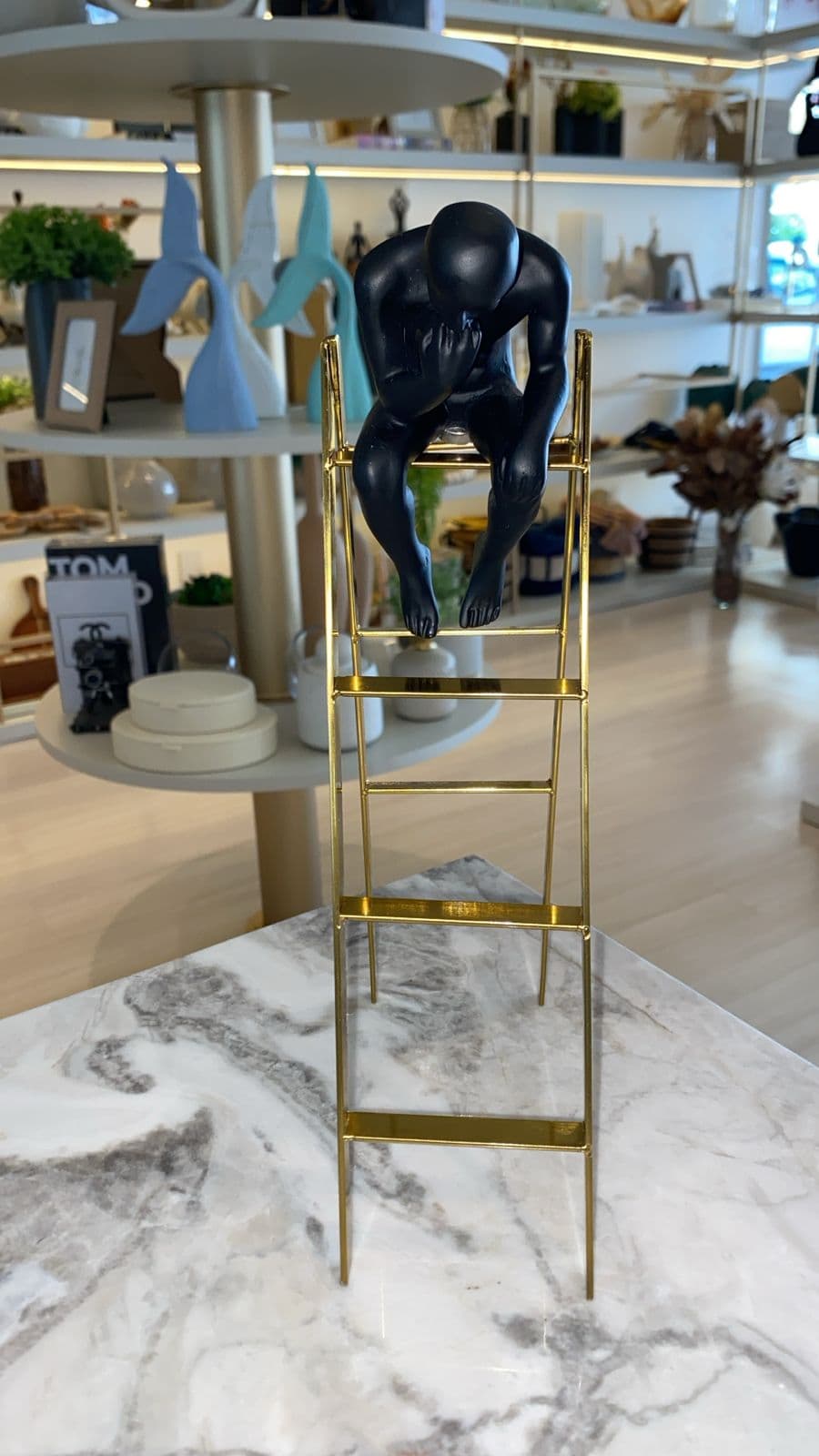 Figura Contemplativa em Escada Dourada